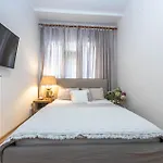 Utulny S Balkonem U Karlova Mostu Апартаменты Golcuv Jenikov