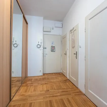 Utulny S Balkonem U Karlova Mostu Appartamento Goltsch Jenikau