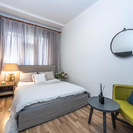 Utulny S Balkonem U Karlova Mostu * Goltsch Jenikau